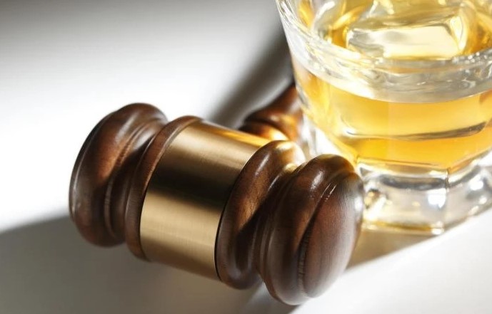 مجازات شرب خمر در قانون ایران | بررسی جرم، شرایط و نقش وکیل متخصص
